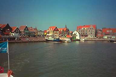 Volendam - Abfahrt von Volendam. Blick zurück. Volendam - Abfahrt von Volendam. Blick zurück.