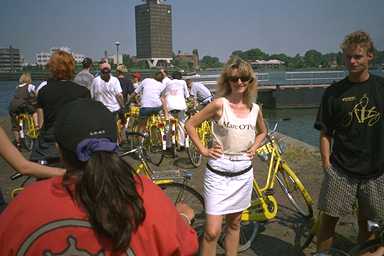 Unser YellowBike-Fuehrer (schwarzes TShirt, rechts) Unser YellowBike-Fuehrer (schwarzes TShirt, rechts)