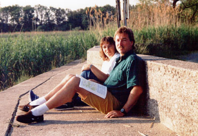 Hugo und Hilde Sprenger sitzen am See Hugo und Hilde Sprenger sitzen am See