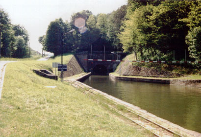 Ein Tunnel für Boote! Ein Tunnel für Boote!