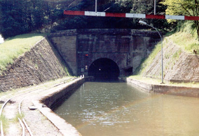 Boots-Tunnel näher aufgenommen. Boots-Tunnel näher aufgenommen.