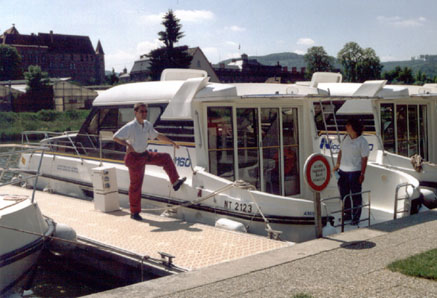 Besprechung am Boot. Besprechung am Boot.