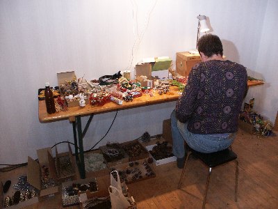 Jeder freie Tisch wird zum basteln gebraucht ... Jeder freie Tisch wird zum basteln gebraucht ...