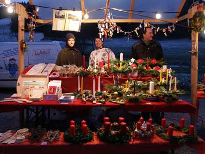 Christina, Daniela und Urs hinter dem Hauptstand. Christina, Daniela und Urs hinter dem Hauptstand.