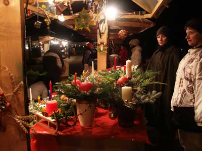 Christina und Daniela hinter dem Stand. Christina und Daniela hinter dem Stand.