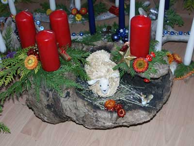 Ein ausgehölter Baumstrunk fantasievoll geschmückt Ein ausgehölter Baumstrunk fantasievoll geschmückt