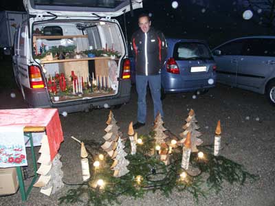 Urs Rüegg hinter seinen genial schön gemachten Holztannen! Urs Rüegg hinter seinen genial schön gemachten Holztannen!