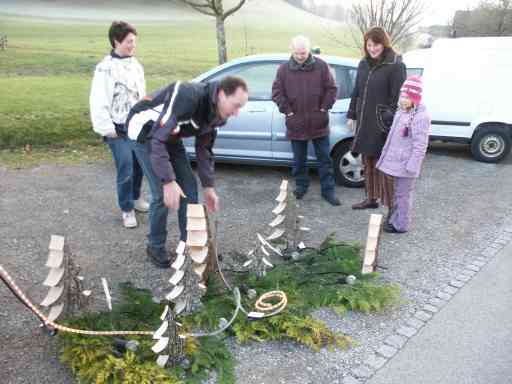 Die Honiglieferanten Markus, Doris und die Jesica, beim bewundern der Holztannen von Urs. Die Honiglieferanten Markus, Doris und die Jesica, beim bewundern der Holztannen von Urs.