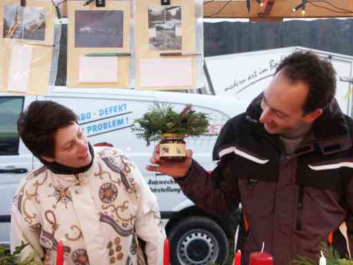 Daniela und Urs mit einem schön dekorierten Honig Daniela und Urs mit einem schön dekorierten Honig.