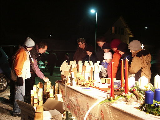 Urs mit grosser Hilfe beim Holzengel-Verkauf Urs mit grosser Hilfe beim Holzengel-Verkauf