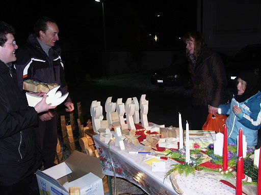 Urs mit seinen Holzengeln kommt gut bei Kunden an Urs mit seinen Holzengeln kommt gut bei Kunden an