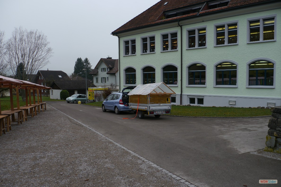 P1050869 - Erstes Auto mit Standdach und zweiter Anh√&sect;nger im Anmarsch