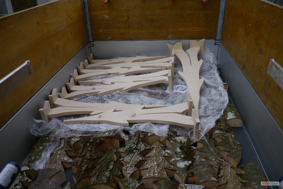 P1050874 - Nach dem Essen wird der kleine Anh√&sect;nger mit Tannen beladen