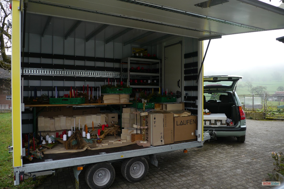 P1050875 - Der grosse Anh√&sect;nger wird mit Wurzeln, Gestecken und S√&sect;ulen beladen